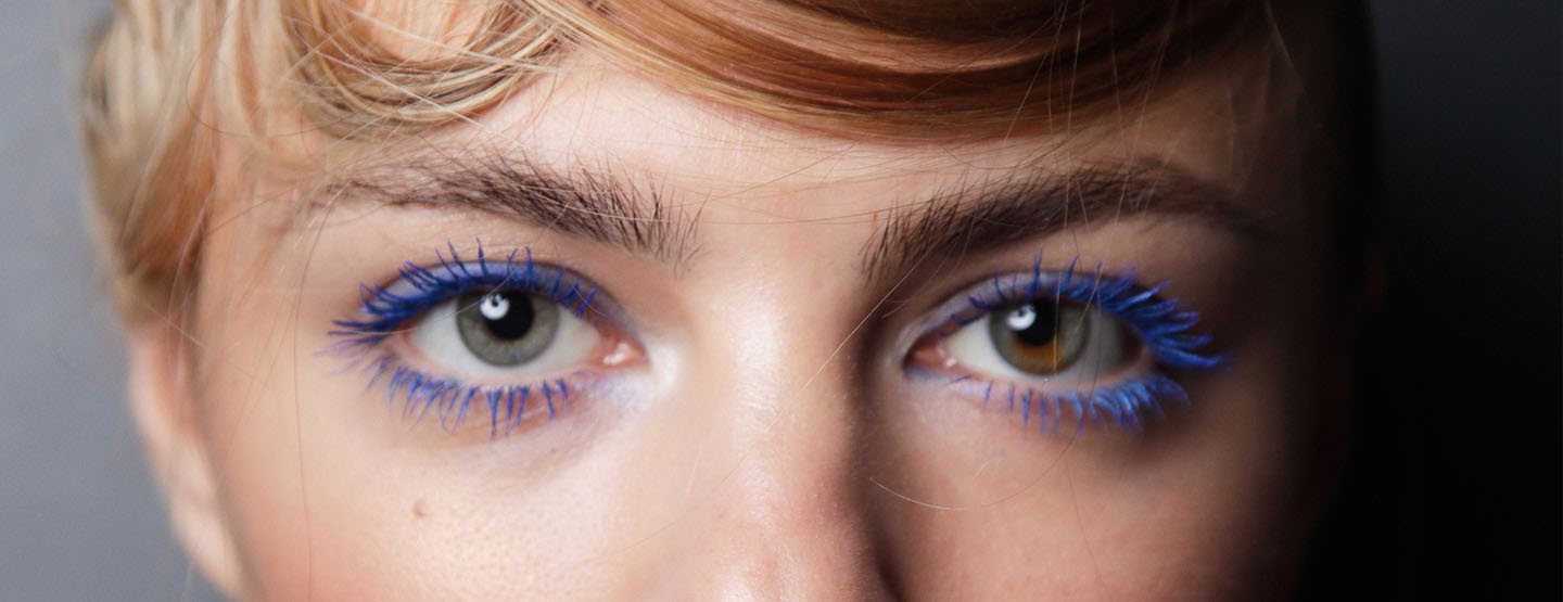 Buntes Update für die Wimpern: Jetzt setzen wir auf blaue Mascara