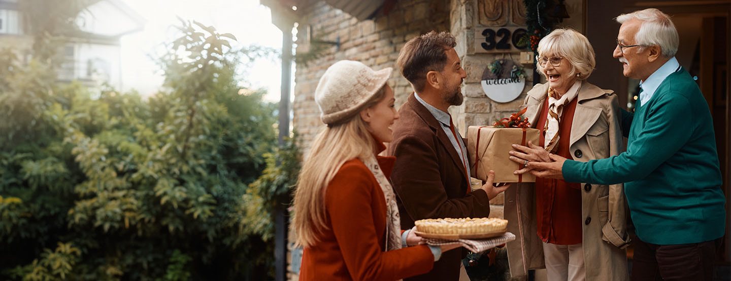 Weihnachtsgeschenke für Eltern: Darüber freuen sich Mama und Papa