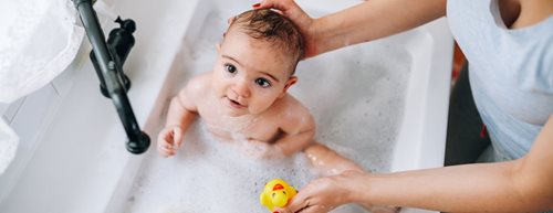 Baby baden und eincremen: Wieviel Pflege ist genug?