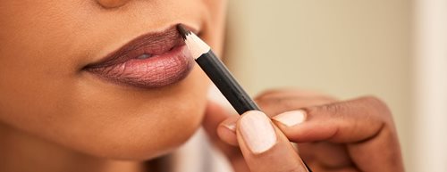 Dunkler Lipliner: So schminken Sie den Make-up-Trend richtig 