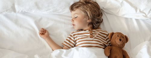 Wie viel Schlaf braucht ein Kind? Schlaf bei Baby und Kind