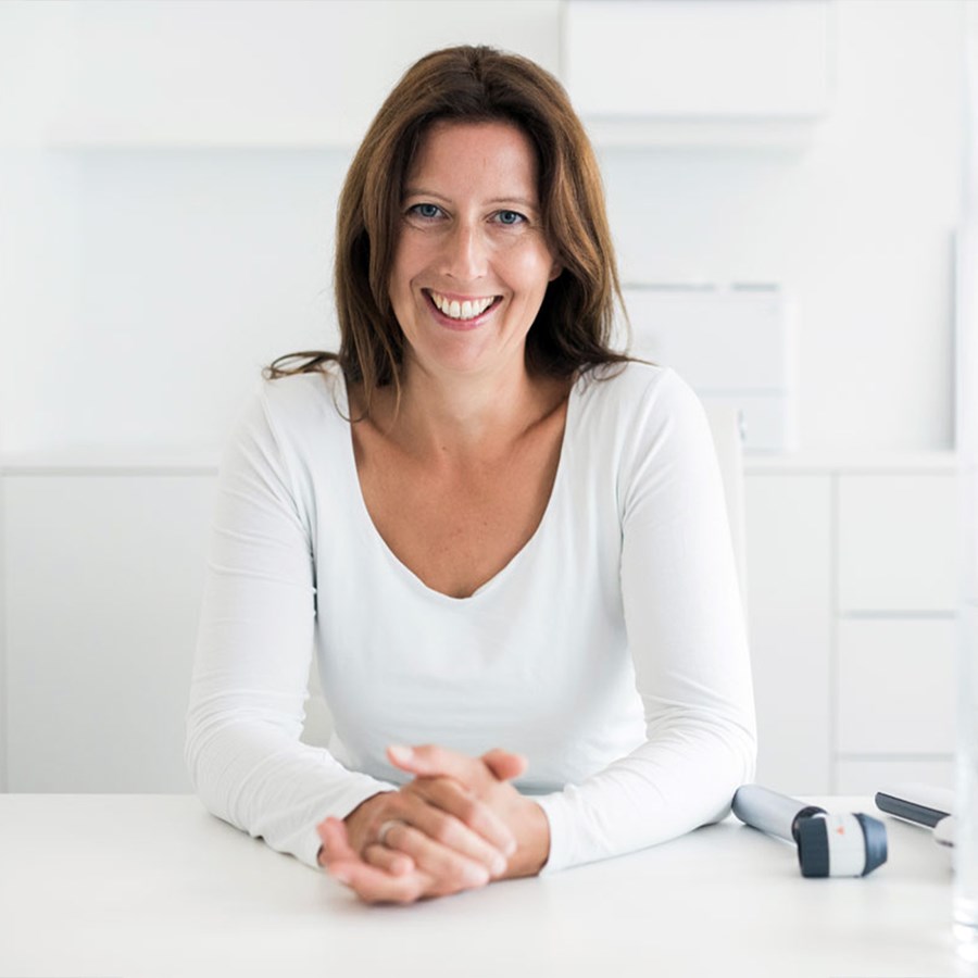 Dermatologin Xenia Illmer ACTIVE BEAUTY: dm Magazin für Beauty und Wohlbefinden plus Expertise vom dm friseur- & kosmetikstudio