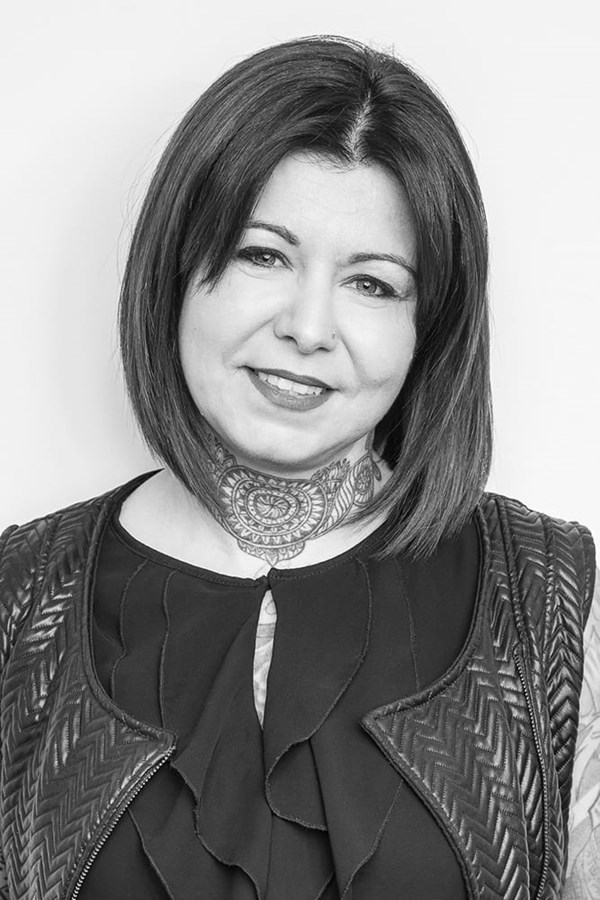 Expertin: Manuela Fortunat ACTIVE BEAUTY: dm Magazin für Beauty und Wohlbefinden plus Expertise vom dm friseur- & kosmetikstudio