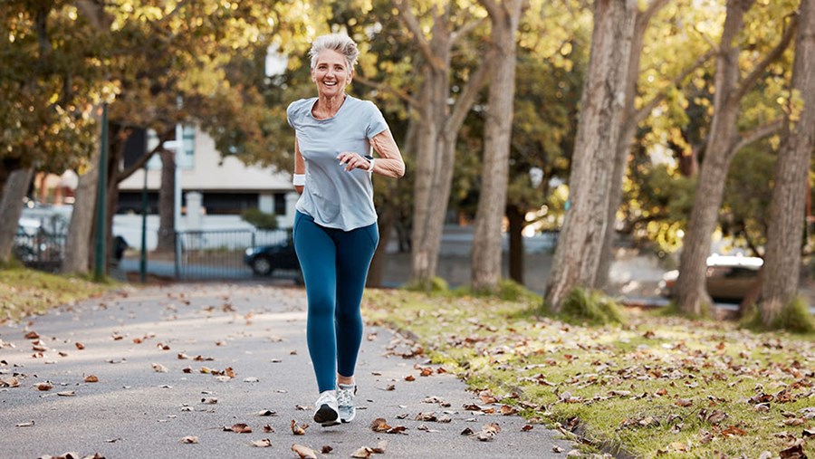 Eine Frau, die durch die 4 Phasen der Wechseljahren ACTIVE BEAUTY: dm Magazin für Beauty und Wohlbefinden plus Expertise vom dm friseur- & kosmetikstudio