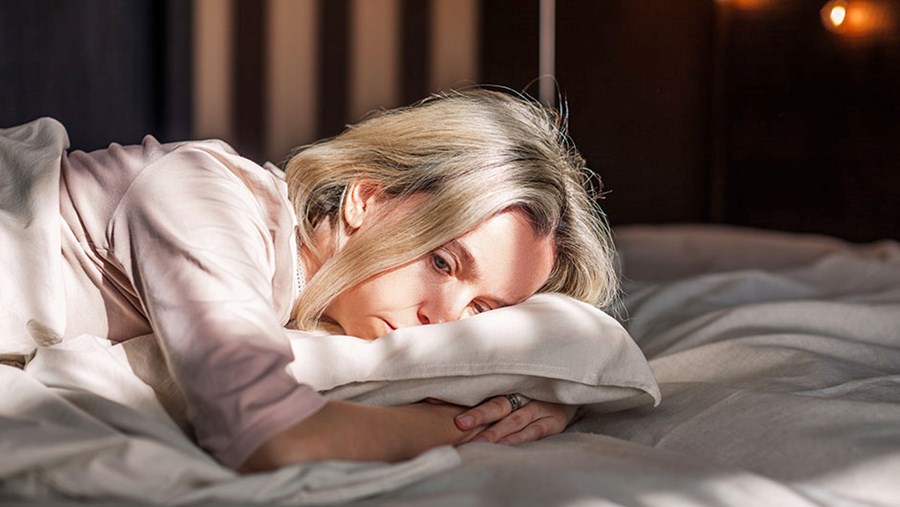 Eine Frau, die die typischen Ende der Wechseljahre Symptome hat ACTIVE BEAUTY: dm Magazin für Beauty und Wohlbefinden plus Expertise vom dm friseur- & kosmetikstudio