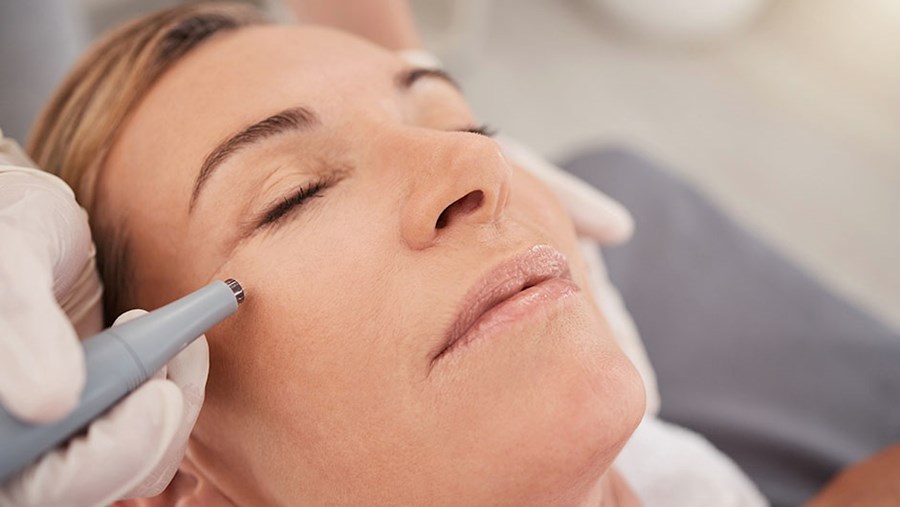 Eine Frau, die sich Pigmentflecken im Gesicht entfernen lässt ACTIVE BEAUTY: dm Magazin für Beauty und Wohlbefinden plus Expertise vom dm friseur- & kosmetikstudio