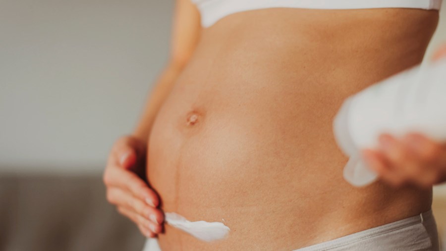 Frau die Schwanger ist ACTIVE BEAUTY: dm Magazin für Beauty und Wohlbefinden plus Expertise vom dm friseur- & kosmetikstudio